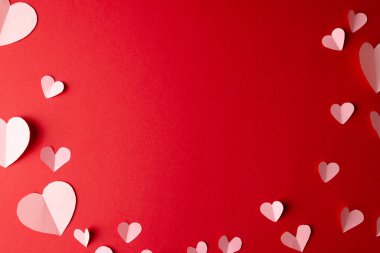 Beyaz kağıt kalp şekilleri, kırmızı arka planda ve merkez fotokopi alanında. Sevgililer günü, aşk, aşk ve kutlama konsepti.