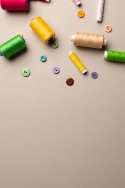 Bej arkaplanda fotokopi alanı olan dikiş ekipmanlarının bileşimi. Ulusal zanaat ayı, dikiş, kıyafet ve dikiş konsepti.