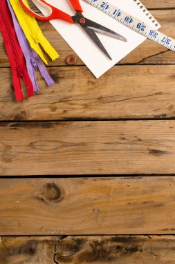 Ahşap arka planda fotokopi alanı olan dikiş ekipmanı bileşimi. Ulusal zanaat ayı, dikiş, zanaat ve dikiş konsepti.