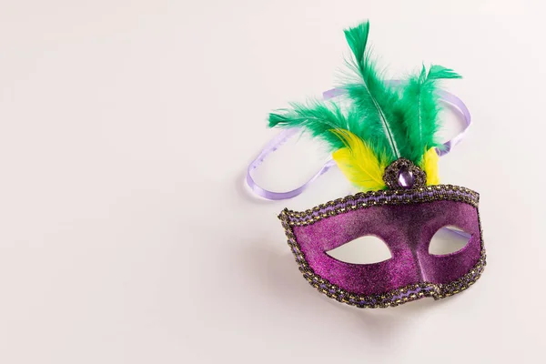 Komposition Aus Farbenfroher Karnevalsmaske Mit Federn Auf Weißem Hintergrund Mit — Stockfoto