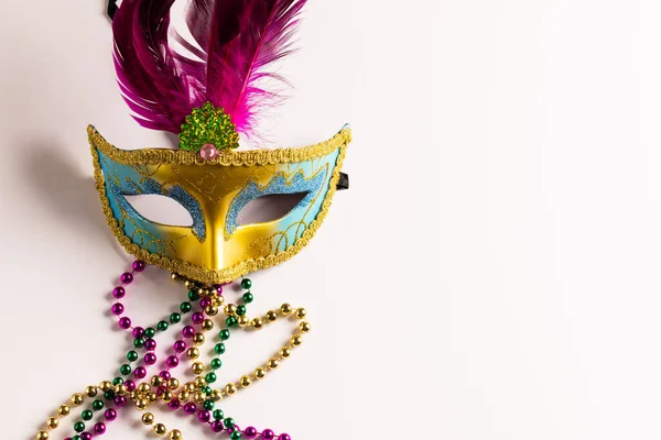 Composition Perles Mardi Gras Colorées Masque Carnaval Sur Fond Blanc — Photo