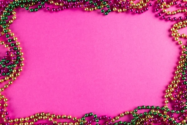Σύνθεση Πολύχρωμες Χάντρες Mardi Gras Ροζ Φόντο Αντιγραφικό Χώρο Κόμμα — Φωτογραφία Αρχείου