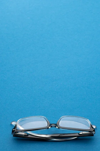 Vertikal Sammansättning Glasögon Blå Bakgrund Med Kopieringsutrymme Medicinska Tjänster Hälso — Stockfoto