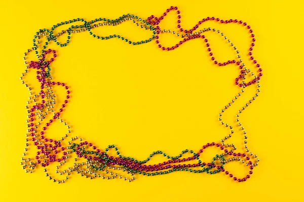Composição Grânulos Mardi Gras Coloridos Sobre Fundo Amarelo Com Espaço — Fotografia de Stock