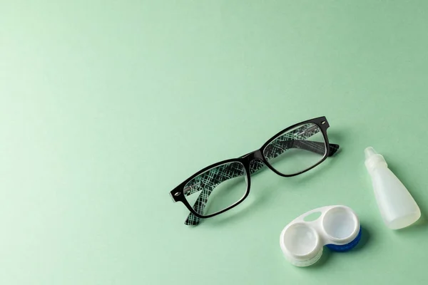 Skład Okularów Kroplami Oczu Soczewkami Kontaktowymi Zielonym Tle Medycyna Opieka — Zdjęcie stockowe