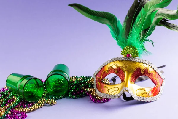 色彩艳丽的玛蒂格拉丝珠子 镜头眼镜和狂欢节面具的组成 蓝色与复制空间 庆祝和狂欢节的概念 — 图库照片