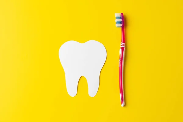 Composition White Tooth Toothbrush Yellow Background Copy Space Medical Services — Stock Photo, Image