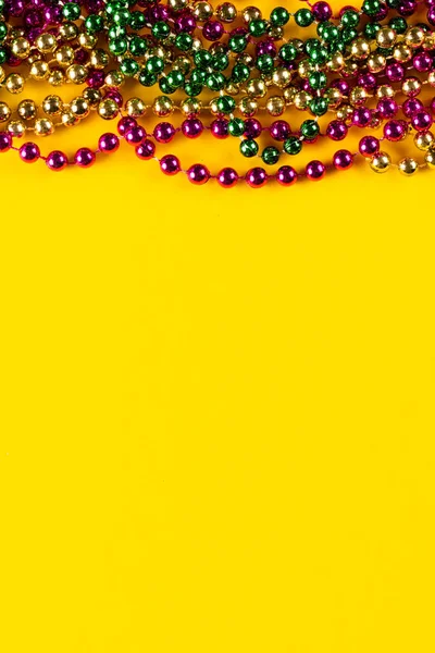 黄色背景的色彩艳丽的杏仁珠的组成 有复制空间 庆祝和狂欢节的概念 — 图库照片