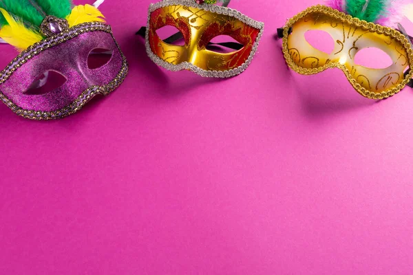 色彩艳丽的狂欢节面具在粉色背景与复制空间的组合 庆祝和狂欢节的概念 — 图库照片