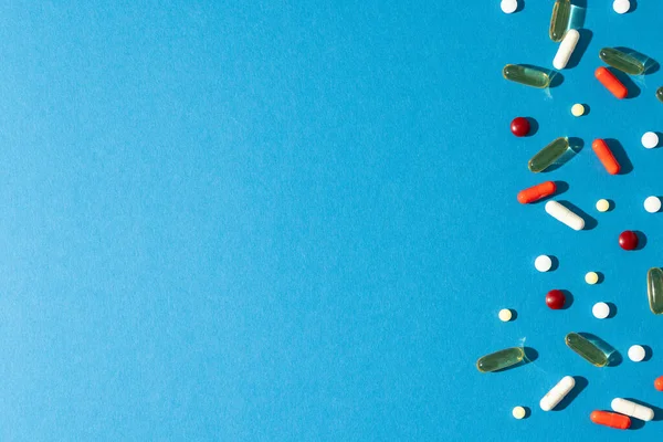 Composição Uma Variedade Comprimidos Cápsulas Fundo Azul Com Espaço Cópia — Fotografia de Stock