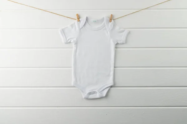 Close Bebê Shirt Branca Com Espaço Cópia Fundo Branco Vestuário — Fotografia de Stock