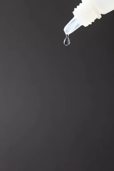 Вертикальный Состав Капли Падающей Бутылки Белого Капельницы Черном Фоне Копировальным — стоковое фото