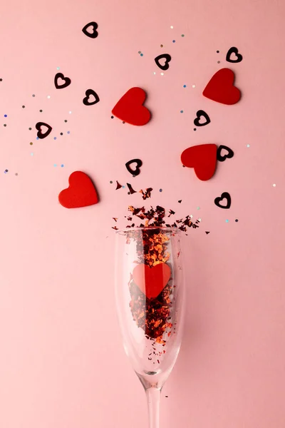 Версія Шампанського Розливає Червону Серцеву Форму Блідо Рожевому Тлі Копіювальним — стокове фото