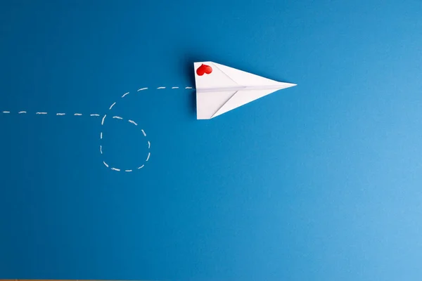 コピースペースと青の背景に 赤いハートと白い歩道を持つ紙飛行機 バレンタインデー ロマンス コミュニケーション お祝いのコンセプト — ストック写真
