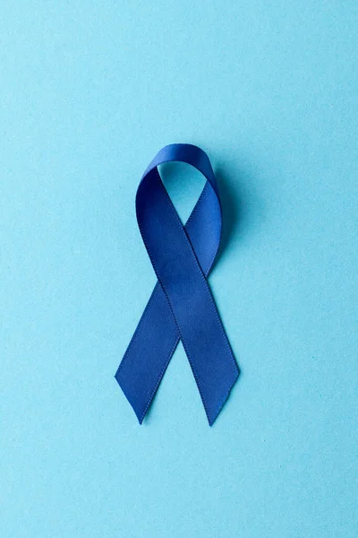 Pionowe Niebieskie Wstążki Dla Świadomości Raka Gruczołu Krokowego Niebieskim Tle — Zdjęcie stockowe