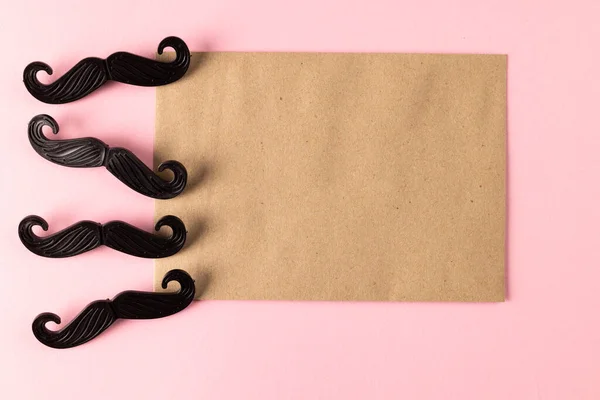 Composition Fausses Moustaches Enveloppe Avec Espace Copie Sur Fond Rose — Photo
