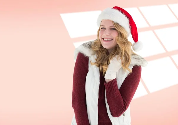 ピンクの背景にコピースペースに笑顔サンタの帽子をかぶっている白人女性の肖像画 クリスマスとお祭りのコンセプト — ストック写真