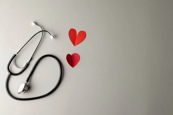 Sammansättning Stetoskop Och Två Röda Papper Hjärtan Grå Bakgrund Med — Stockfoto