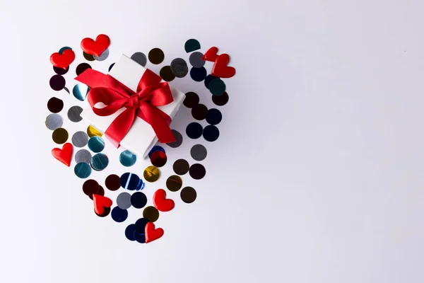 Weiße Geschenkschachtel Mit Roter Schleife Auf Herzform Von Konfetti Auf — Stockfoto