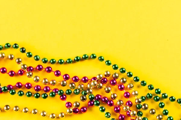 Samenstelling Van Kleurrijke Mardi Gras Kralen Gele Achtergrond Met Kopieerruimte — Stockfoto