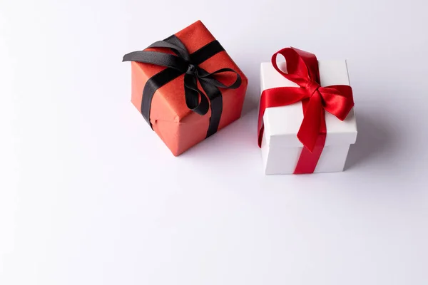 Witte Rode Cadeaus Met Rode Zwarte Linten Witte Achtergrond Met — Stockfoto