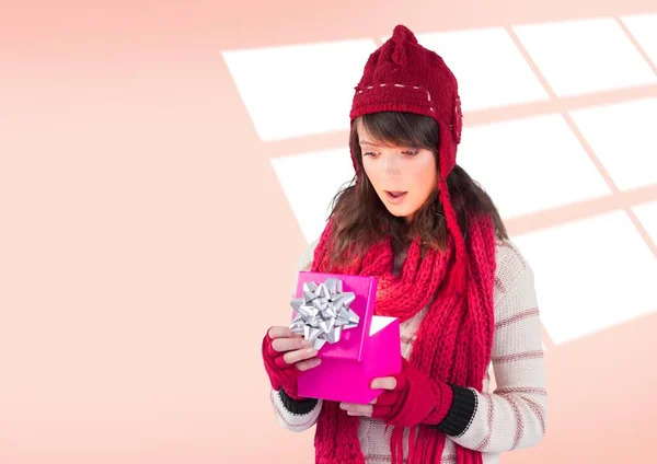 Kaukasische Frau Öffnet Geschenkbox Gegen Kopierraum Auf Rosa Hintergrund Geburtstags — Stockfoto