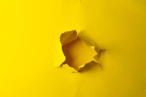 Rasgado Pedaço Papel Amarelo Com Espaço Cópia Fundo Amarelo Textura — Fotografia de Stock