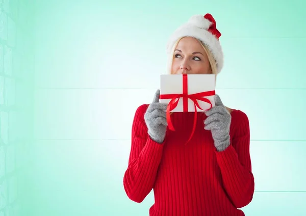 Beyaz Kadın Noel Baba Şapkası Takıyor Yeşil Arka Planda Fotokopi — Stok fotoğraf