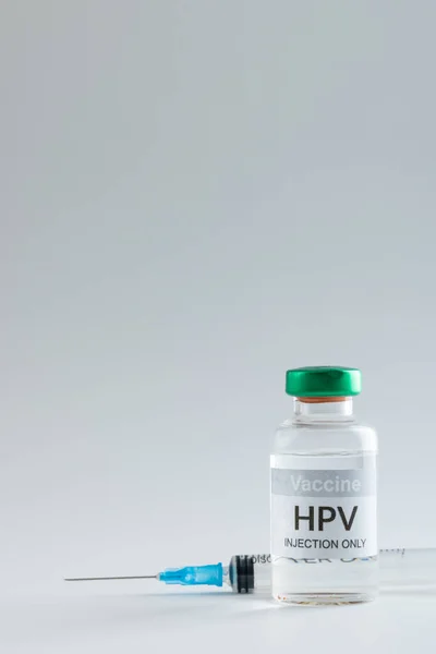 Vertikale Zusammensetzung Von Hpv Impfflasche Und Spritze Auf Grauem Hintergrund — Stockfoto