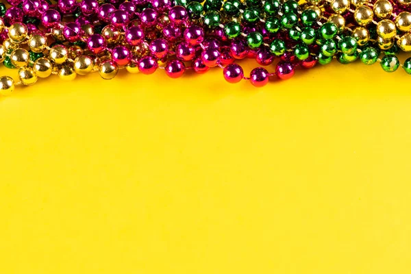 Composición Coloridas Cuentas Mardi Gras Sobre Fondo Amarillo Con Espacio —  Fotos de Stock