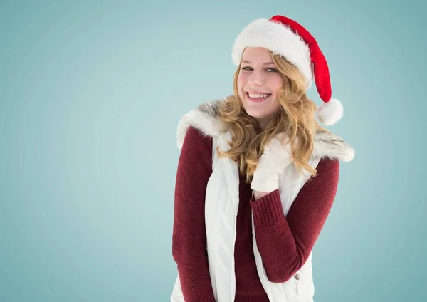 緑の背景にコピースペースに笑顔サンタの帽子をかぶっている白人女性の肖像画 クリスマスとお祭りのコンセプト — ストック写真