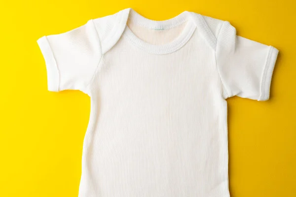 Κοντινό Πλάνο Του Μωρού Λευκό Πουκάμισο Αντίγραφο Χώρου Κίτρινο Φόντο — Φωτογραφία Αρχείου