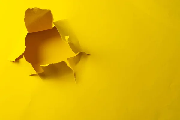 Roztrhaný Kus Žlutého Papíru Kopírovacím Prostorem Žlutém Pozadí Abstraktní Papírová — Stock fotografie