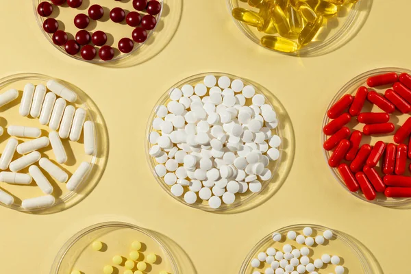 Composição Uma Variedade Pílulas Pratos Vidro Fundo Amarelo Conceito Medicina — Fotografia de Stock