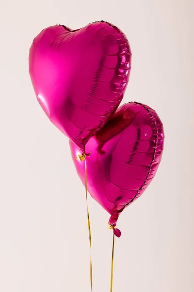 Vertical Deux Ballons Rose Brillant Forme Coeur Flottant Sur Fond — Photo