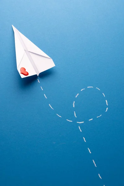 コピースペースと青の背景に赤いハートと白い歩道と紙飛行機の垂直 バレンタインデー ロマンス コミュニケーション お祝いのコンセプト — ストック写真