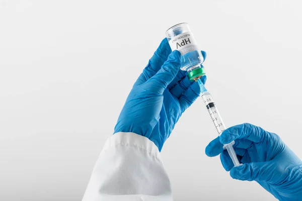 医生的戴着手套的手从Hpv疫苗瓶中注入注射器 白色上有复制空间 医疗服务 保健和健康意识概念 — 图库照片