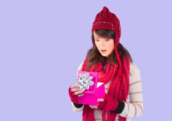 紫色の背景にコピースペースに対してギフトボックスを開く白人女性 誕生日とお祭りのコンセプト — ストック写真