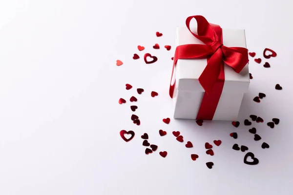 Caja Regalo Blanca Con Cinta Roja Confeti Corazón Sobre Fondo —  Fotos de Stock