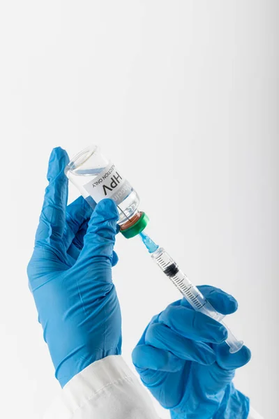 医生的戴着手套的手垂直地从Hpv疫苗瓶中注入注射器 白色上有复制空间 医疗服务 保健和健康意识概念 — 图库照片
