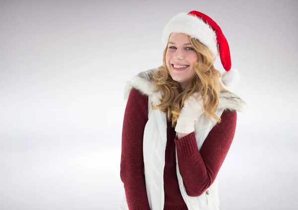 灰色の背景にコピースペースに笑顔サンタの帽子をかぶっている白人女性の肖像画 クリスマスとお祭りのコンセプト — ストック写真