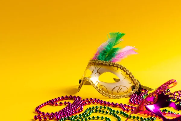 Composición Coloridas Cuentas Mardi Gras Máscaras Carnaval Sobre Fondo Amarillo — Foto de Stock