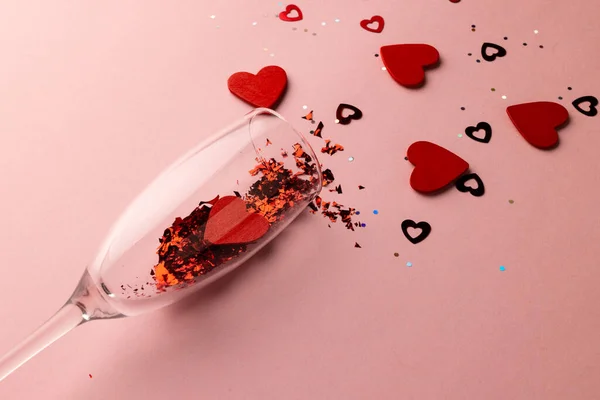 Champagne Glas Morsen Rode Hart Vormen Confetti Lichtroze Achtergrond Met — Stockfoto