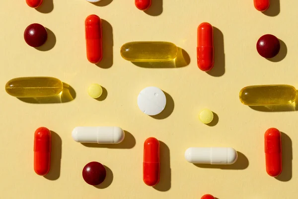 Composição Uma Variedade Comprimidos Cápsulas Fundo Amarelo Conceito Medicina Serviços — Fotografia de Stock