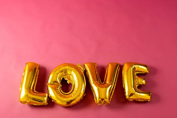 Metallic Goud Liefde Tekst Ballon Roze Achtergrond Met Kopieerruimte Valentijnsdag — Stockfoto