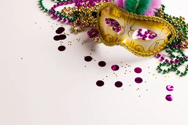 色彩斑斓的杏仁珠和狂欢节的面具在白色背景与复制空间的组合 庆祝和狂欢节的概念 — 图库照片