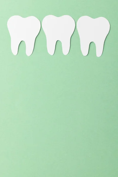 Pionowa Kompozycja Białych Zębów Zielonym Tle Przestrzenią Kopiowania Usługi Medyczne — Zdjęcie stockowe