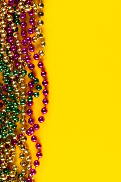 Σύνθεση Από Πολύχρωμες Χάντρες Mardi Gras Κίτρινο Φόντο Αντιγραφικό Χώρο — Φωτογραφία Αρχείου