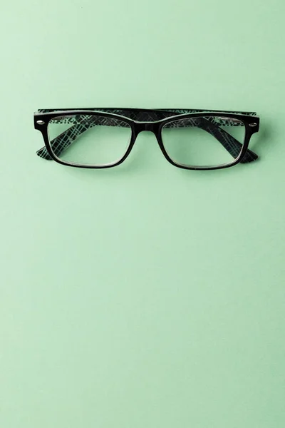 Vertikální Složení Brýlí Zeleném Pozadí Kopírovacím Prostorem Zdravotní Služby Zdravotní — Stock fotografie
