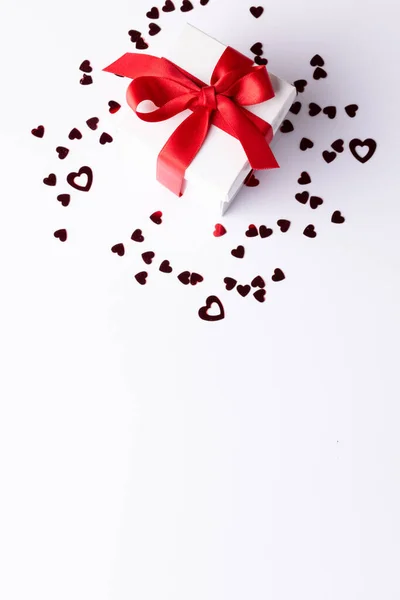 Vertikal Der Weißen Geschenkschachtel Mit Rotem Band Auf Herz Konfetti — Stockfoto